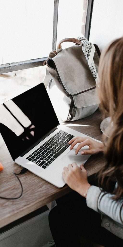 Student mit Notebook im dualen Studium bei Ziller GmbH - Praxisorientiertes Lernen und innovative Karrieremöglichkeiten